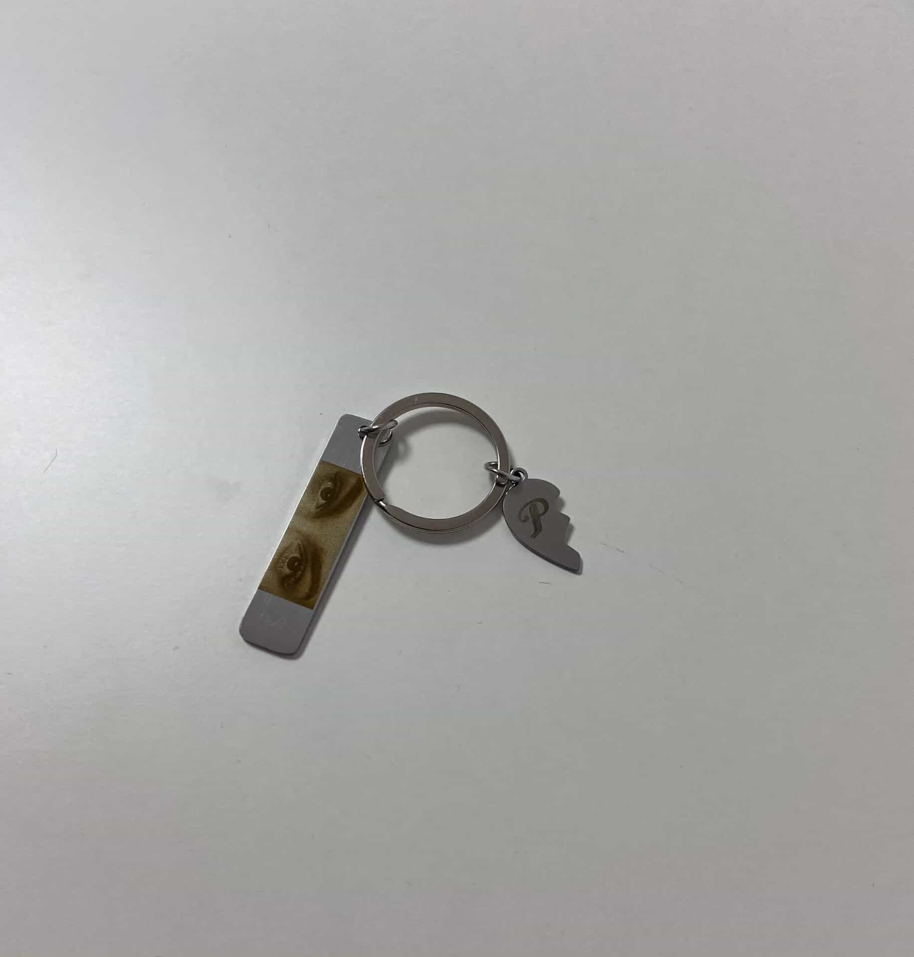 Brelok z oczami i inicjałem