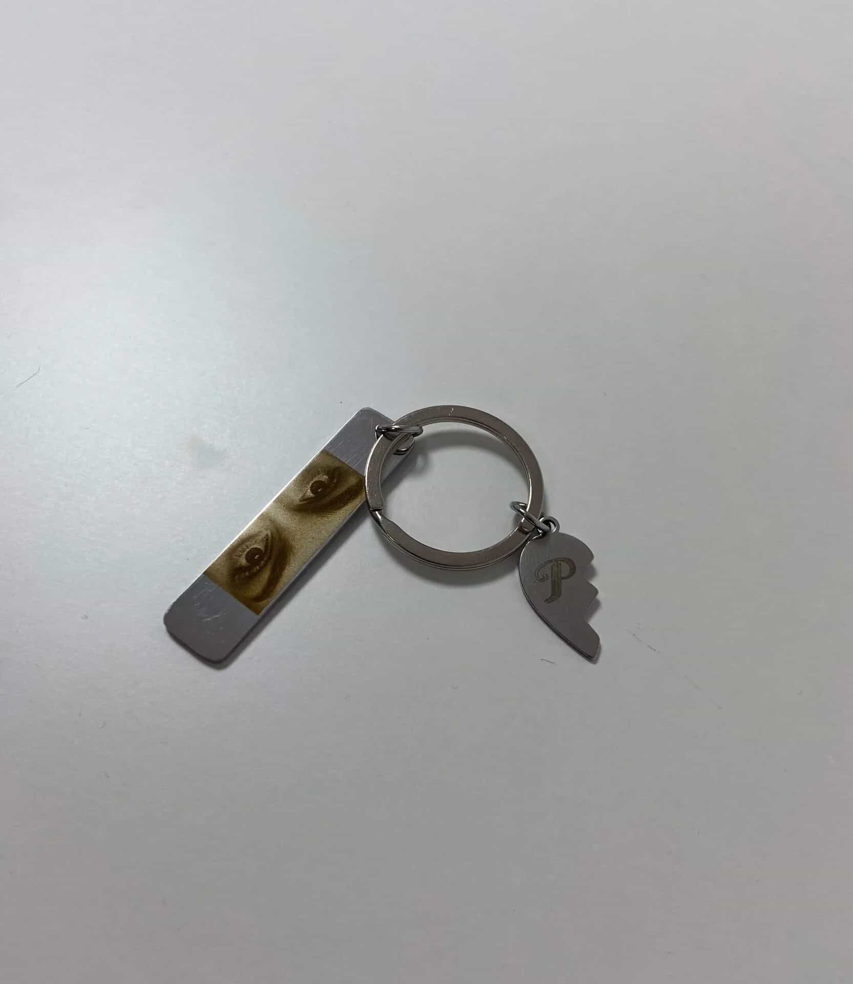 Brelok z oczami i inicjałem