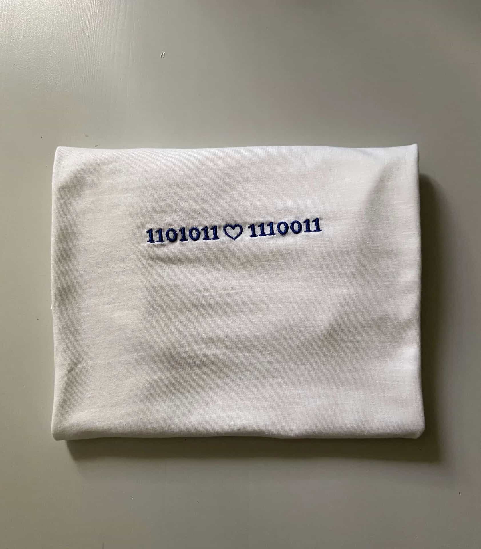 Inicjały w kodzie binarnym z sercem