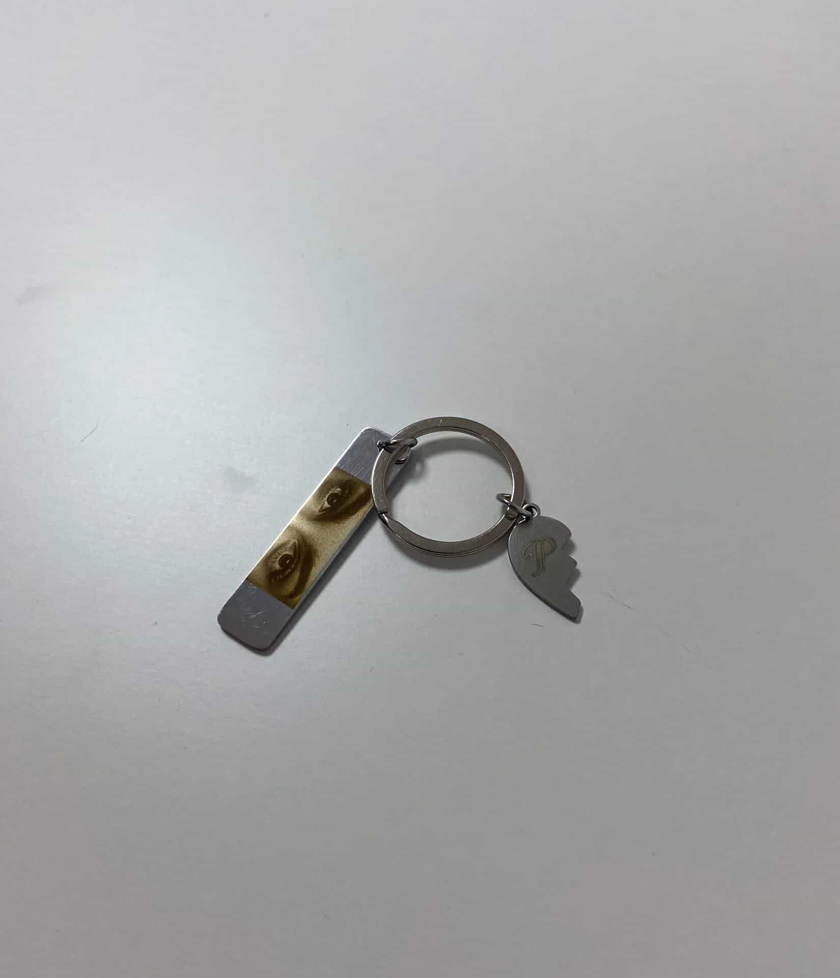 Brelok z oczami i inicjałem