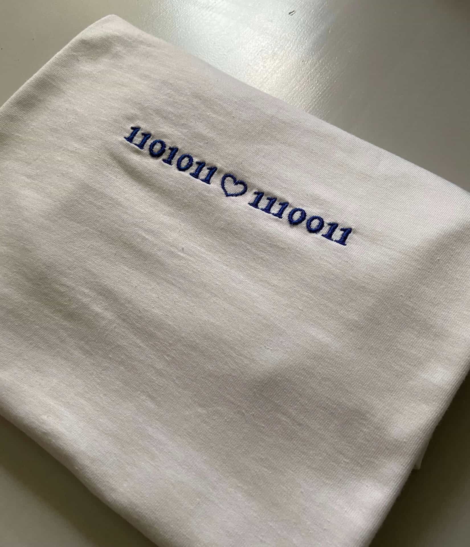 Inicjały w kodzie binarnym z sercem